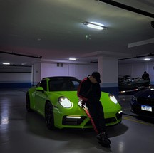 Porsche 911 Lizard Green está entre os veículos sofisticados, avaliados em cifras milionárias, que aparecem nas redes do jovem — Foto: Reprodução/Instagram
