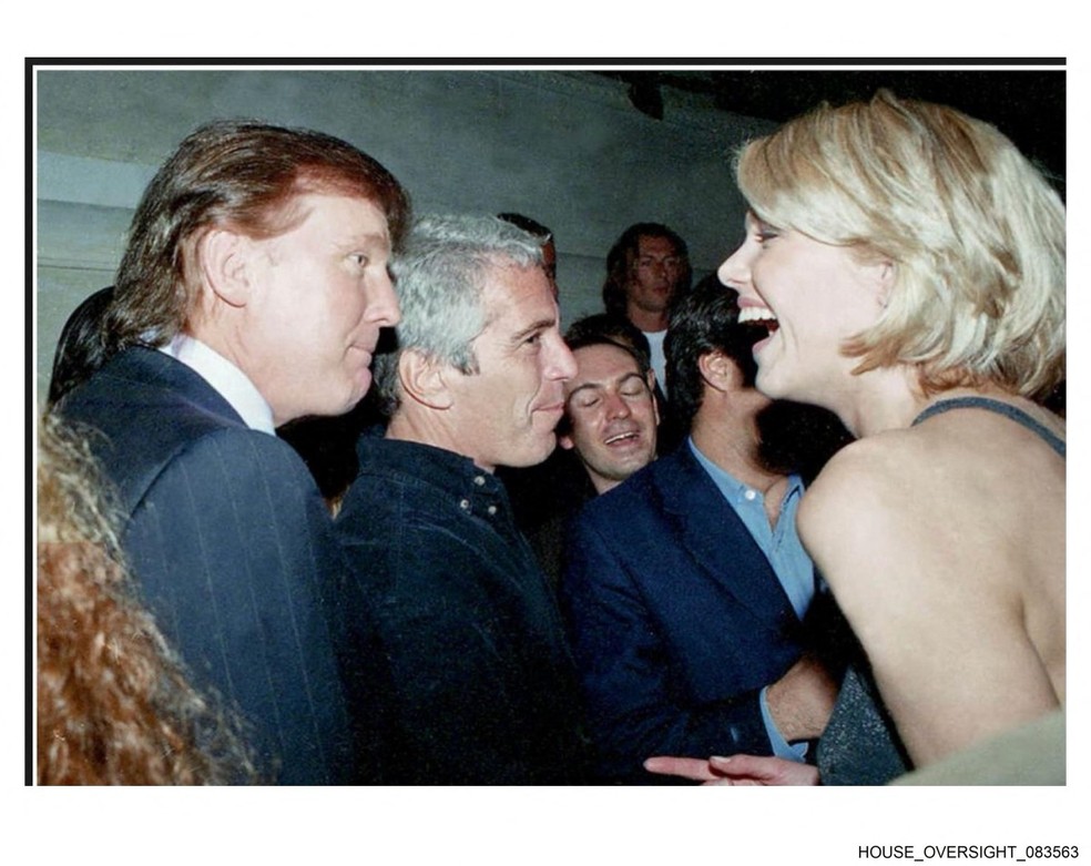 Undated photo, from the personal collection of Jeffrey Epstein and provided by Democrats on the House Oversight Committee on December 12, 2025, showing U.S. President Donald Trump (left), flanked by Epstein (center), speaking to an unknown woman. — Photo: AFP / HOUSE DEMOCRATS OVERSIGHT COMMITTEE / DISCLOSURE