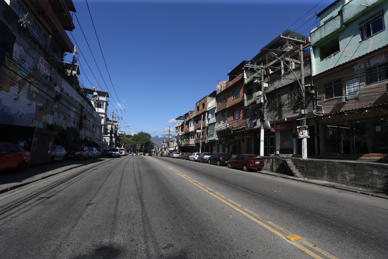 Operação da polícia alterou a rotina dos moradores do Complexo, e muitas ruas ficaram desertas — Foto: Fabiano Rocha / Agência O Globo