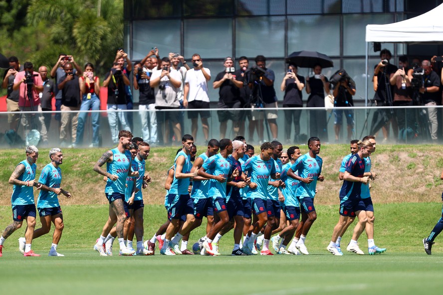 Jogadores fazem a tradicional corrida em volta do campo no último treino antes do duelo com o Maricá