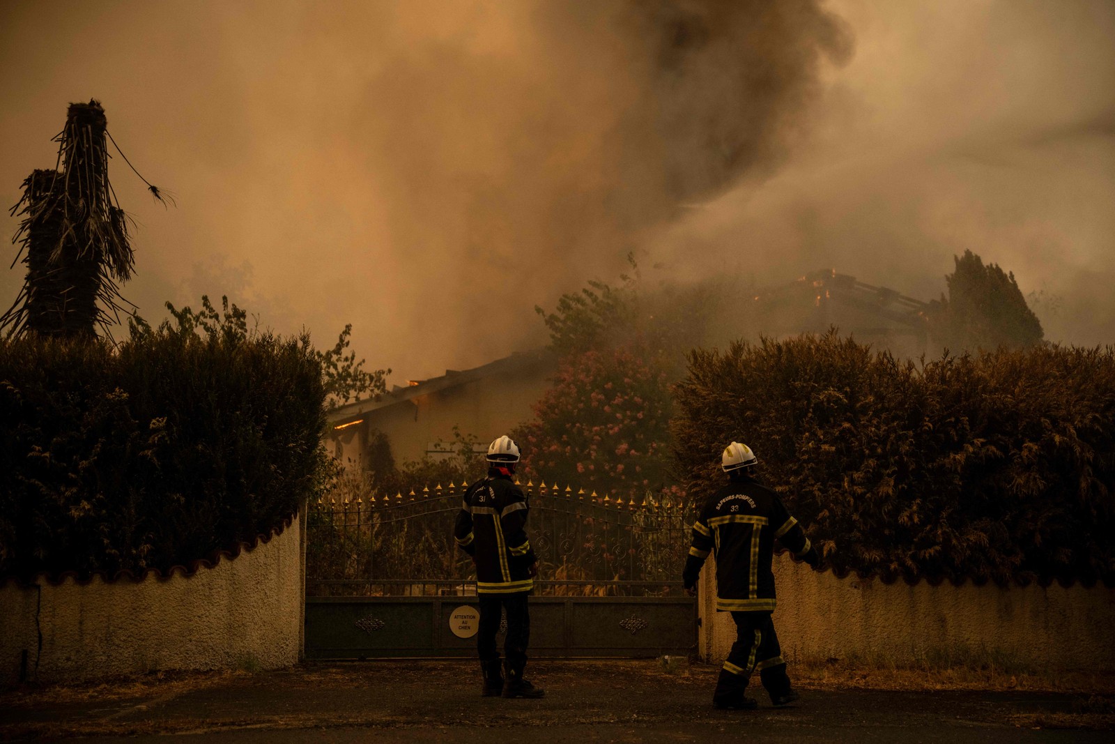 Área residencial na França é atingida por incêndios em meio à forte onda de calor na Europa — Foto: Julien de Rosa/AFP