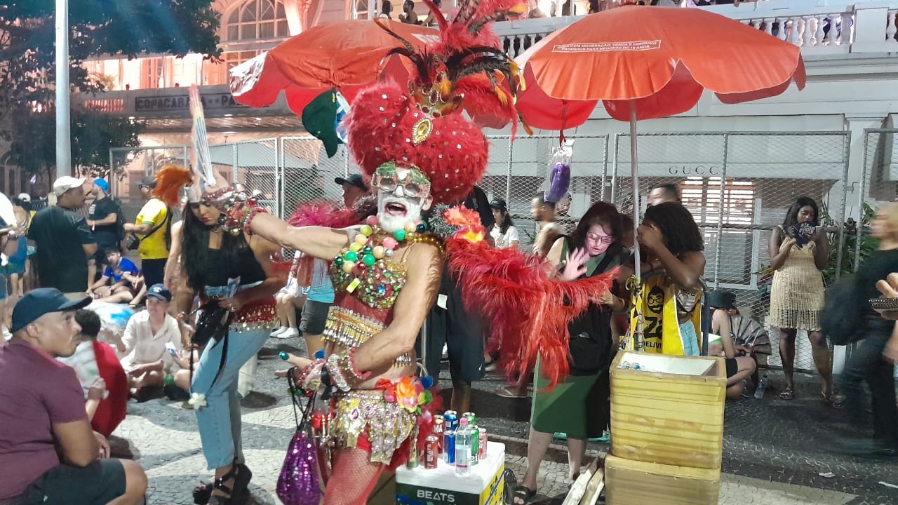 A latinidade da Loba: Fã homenageia identidade cultural de Shakira horas antes de show em Copacabana; 'É uma deusa do pop latino'
