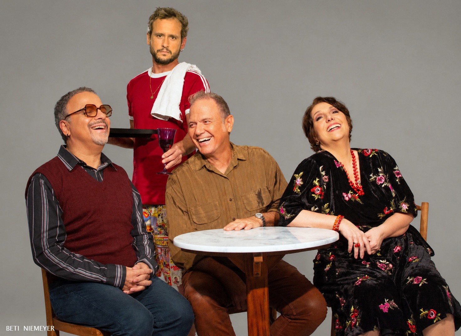 Entre copos, lembranças e 
insultos: no espetáculo “Víboras – A Arte do Insulto”, o humor se transforma em reflexão