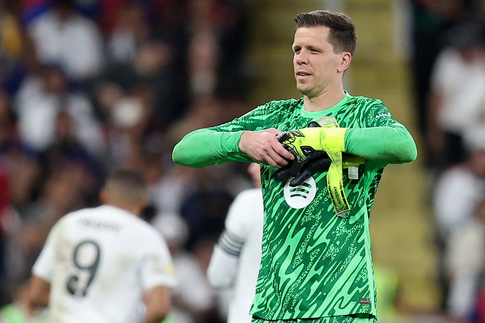 Um a menos: Szczesny foi expulso no início do segundo tempo — Foto: Haitham AL-SHUKAIRI / AFP