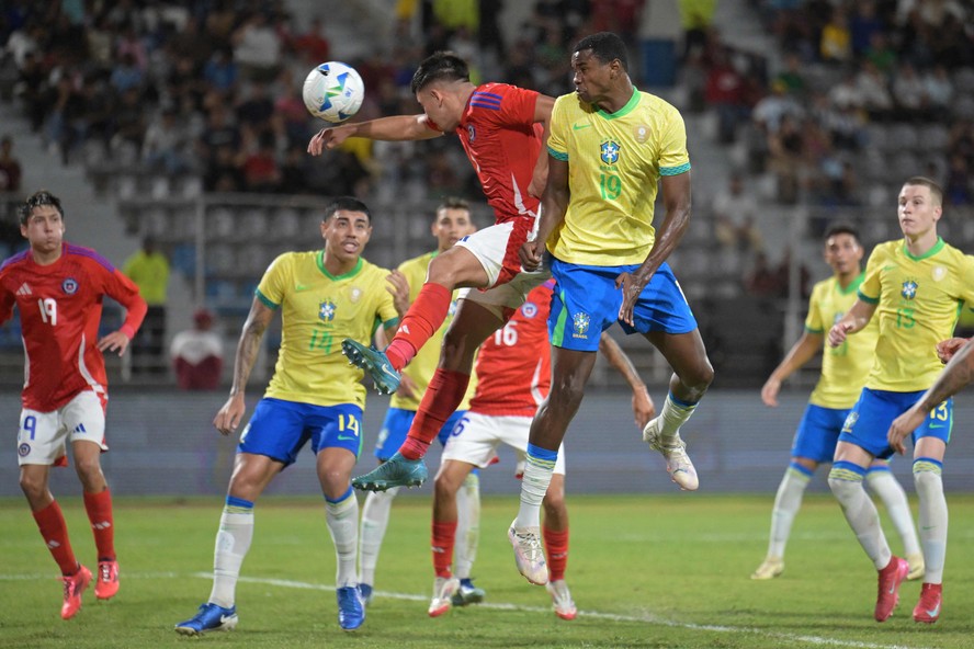O atacante brasileiro Ricardo Mathias cabeceia e marca um dos gols da seleção durante a partida da fase final do Sub-20 contra o Chile, no estádio José Antonio Anzoátegui, na Venezuela