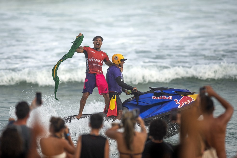 Italo Ferreira comemorando o título inédito da etapa de Saquarema da WSL — Foto: Guito Moreto/Agência O Globo