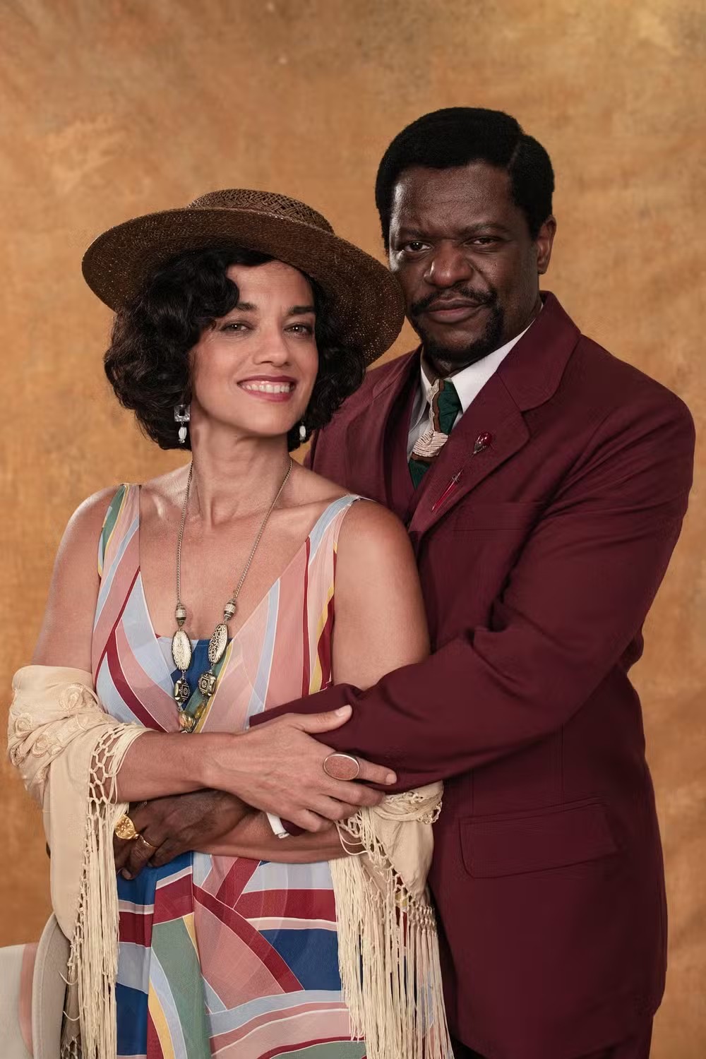 Ana Cecília Costa e Bukassa Kabengele interpretam o casal Teresa e José/Zambi, que é irmão do rei Cayman II (Welket Bungué) respectivamente — Foto: TV Globo/ Ellen Soares
