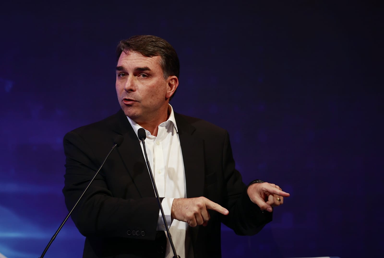 Flávio Bolsonaro decepciona em audiência nos EUA sobre tarifas comerciais