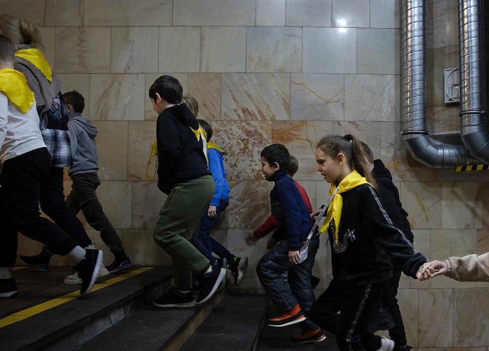Crianças em uma das escolas montadas dentro de estações de metrô em Kharkiv — Foto: Tyler Hicks/The New York Times