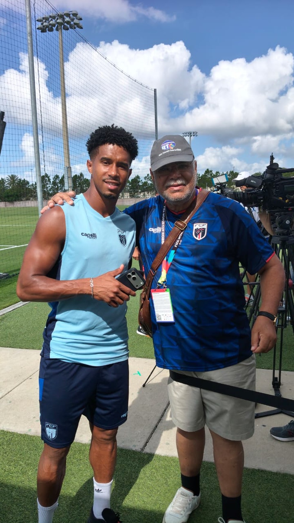 Moisés ao lado de Kevin Pina, autor do primeiro gol de Cabo Verde neste Mundial — Foto: Acervo de Moisés Évora