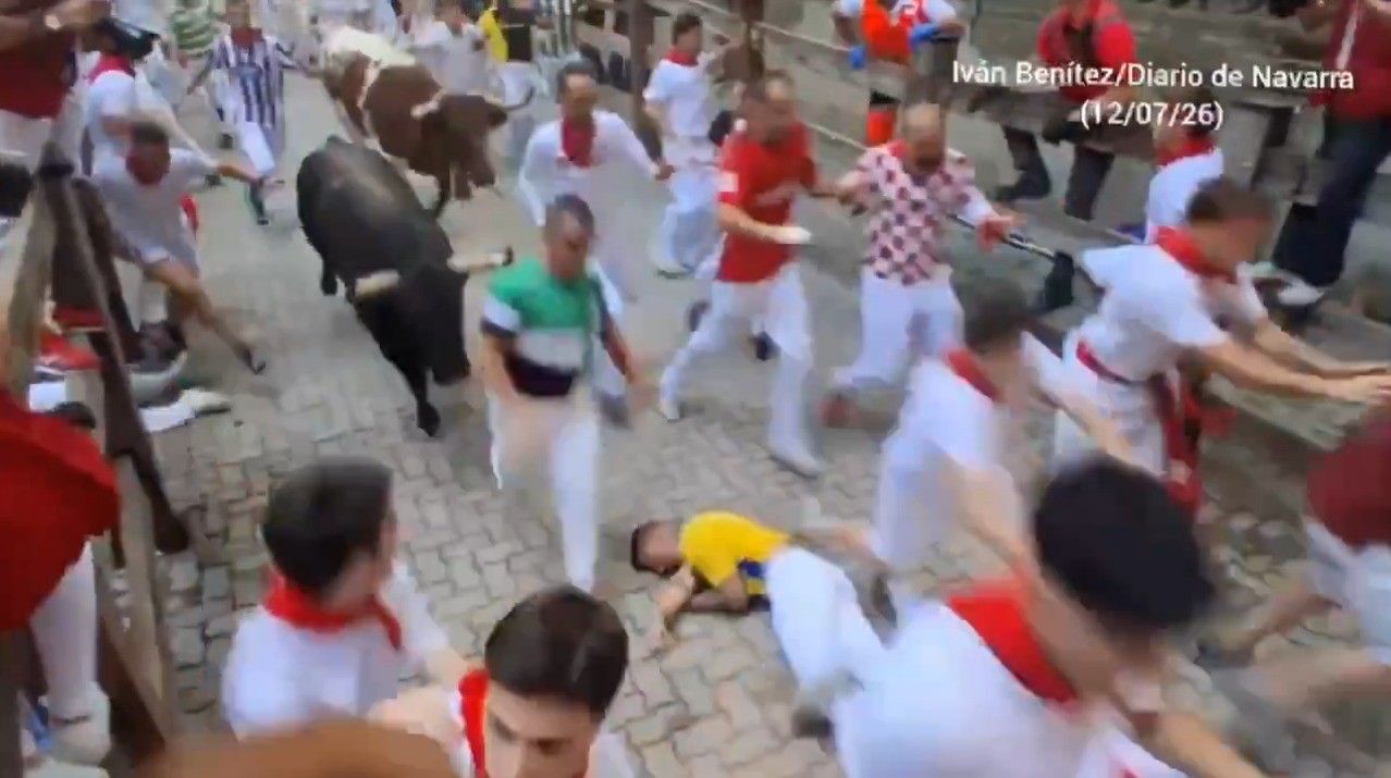 Corredor desmaia, é pisoteado por touros e dezenas de pessoas durante festa na Espanha; veja vídeo