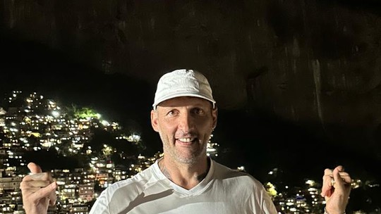 Campeão do mundo, Materazzi visita a Rocinha, e grava reality show no Rio
