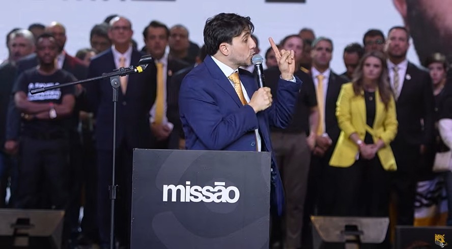 Renan Santos durante a cerimônia de oficialização de sua candidatura à Presidência da República pelo Partido Missão, realizada neste sábado (1º)