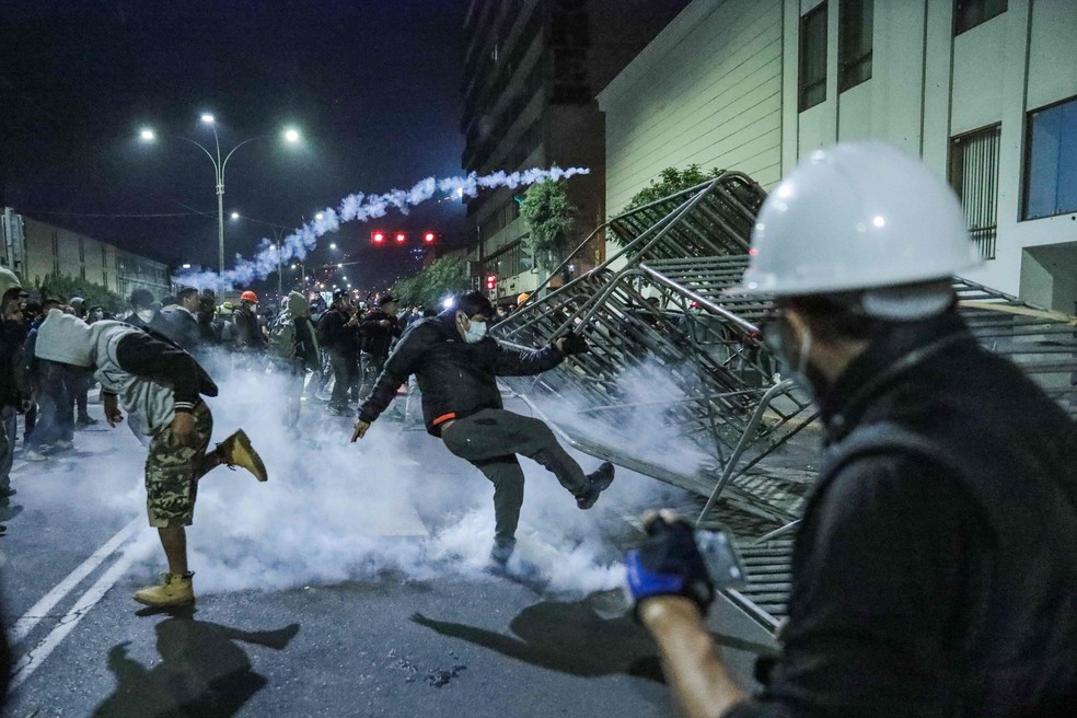 Manifestantes em confronto com forçar policiais peruanas em protesto no dia 27 de setembro — Foto: Connie France/AFP