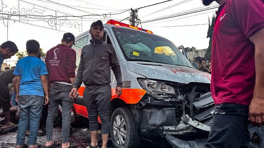 'Havia corpos ensanguentados por toda parte', conta médico de ONG sobre bombardeio que atingiu comboio de ambulâncias em Gaza