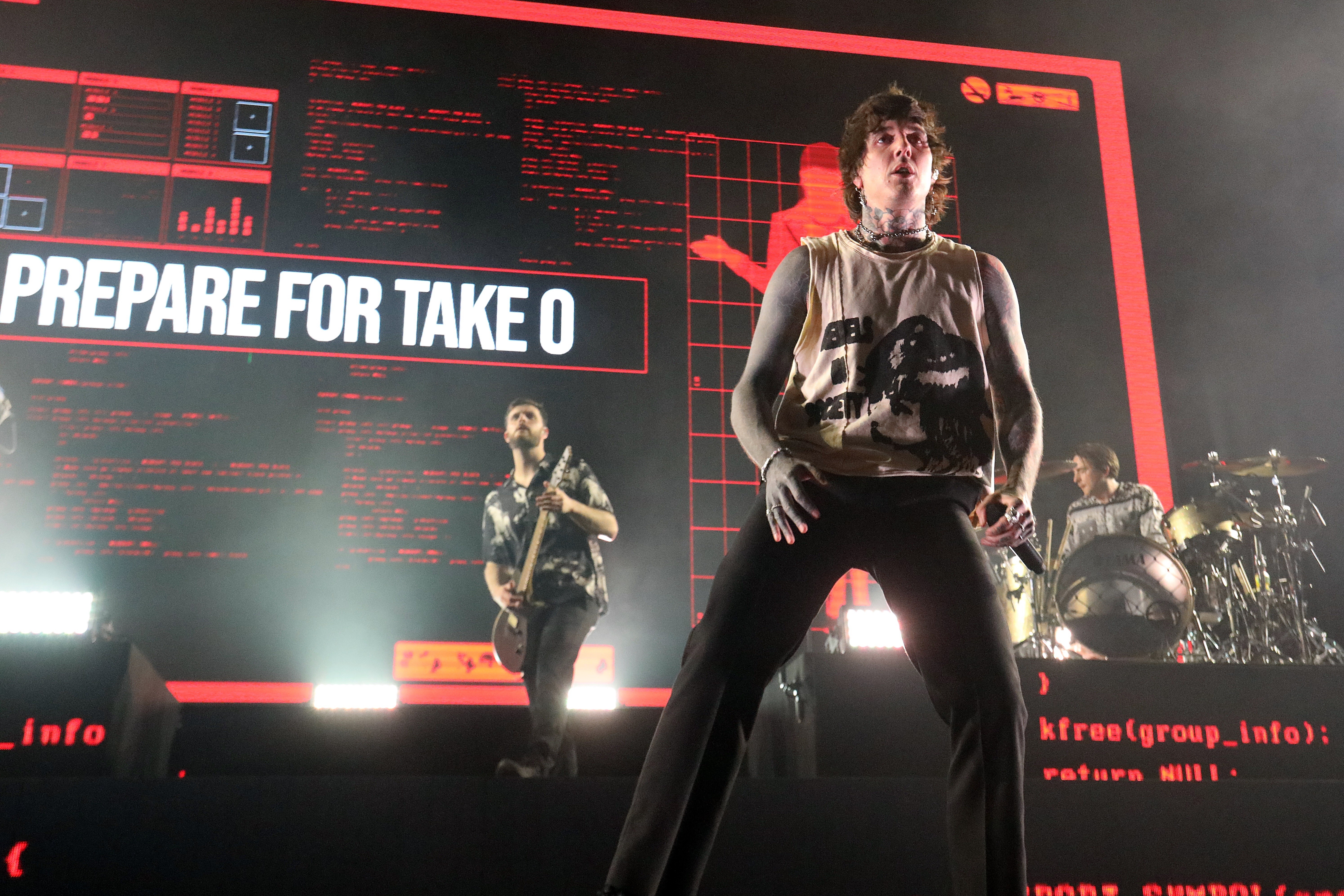 Morando em Ubatuba, cantor do Bring Me The Horizon fala da popularidade no Brasil e expectativa para o Rock in Rio - QTU Questões do Universo