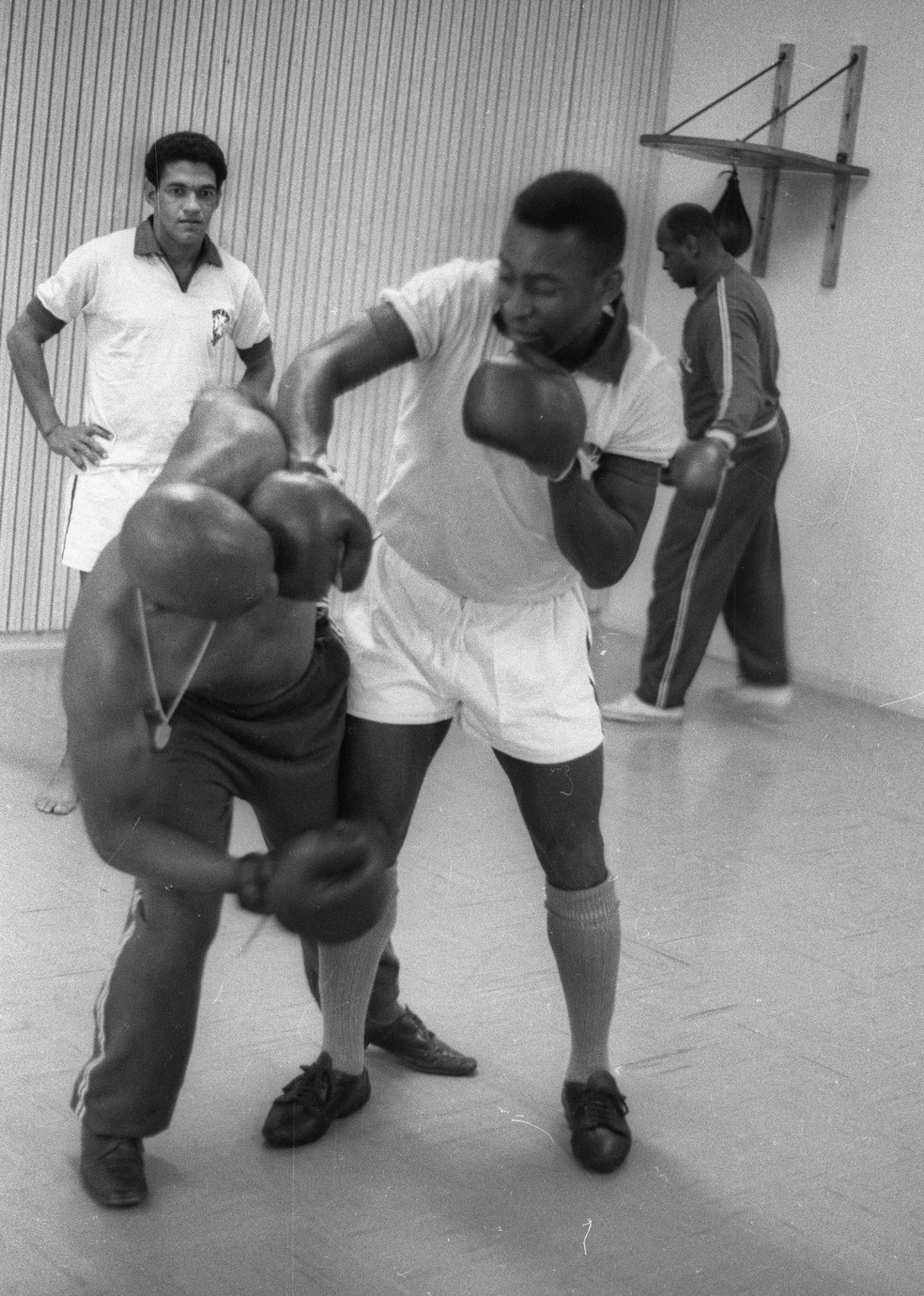 Pelé e o massagista Mario Américo treinam boxe na Copa da Inglaterra — Foto: Indaiassu Leite / Agência O Globo