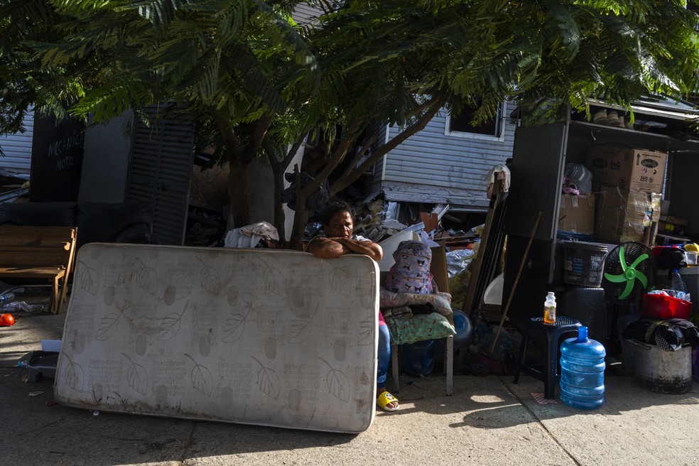 Francisca Nuñez perdeu suas três filhas no terremoto e agora vive em frente de sua casa destruída sem saber para onde ir — Foto: Yan Boechat