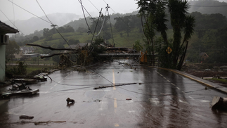Postes de eletricidade e árvores derrubadas pelo vento e fortes chuvas nas ruas de Sinimbu, na região do Vale do Rio Pardo, Rio Grande do Sul, Brasil. — Foto: Anselmo Cunha/AFP