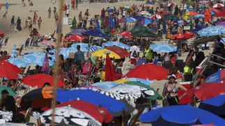 Após praias lotadas neste sábado, o domingo no Rio de Janeiro também promete tempo ensolarado e temperatura altas. Segundo o Alerta Rio, a previsão é que os termômetros cheguem a marcar 41 graus. — Foto: Fabiano Rocha