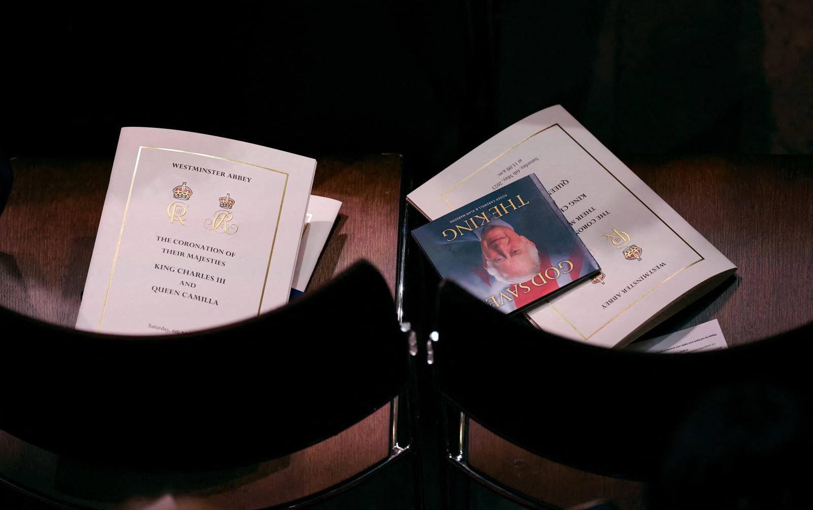 Os livros de ordem do cerimonial são retratados na Abadia de Westminster — Foto: PHIL NOBLE / POOL / AFP