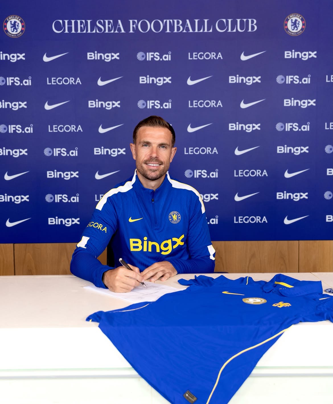Chelsea contrata Jordan Henderson; meio-campista atuou pelo Brentford e pela seleção inglesa - QTU Questões do Universo