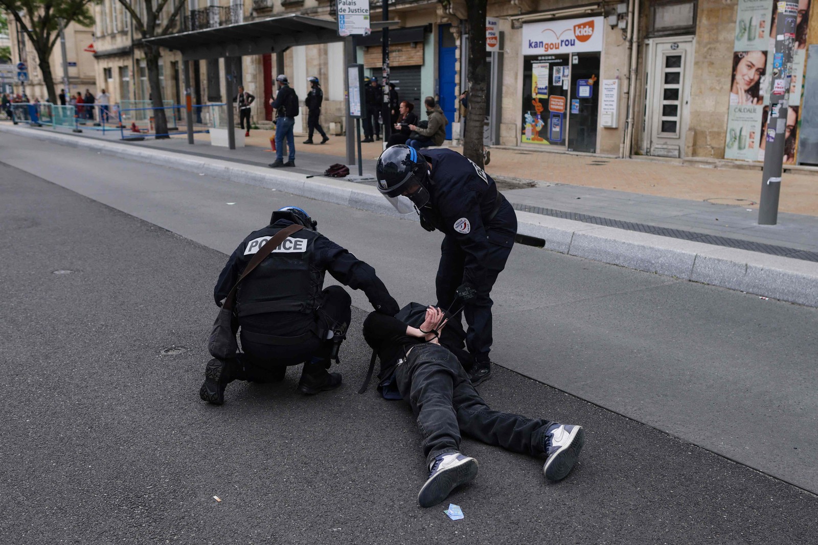 Policiais franceses detêm manifestante em Bordéus, sudoeste de França — Foto: Thibaud MORITZ / AFP