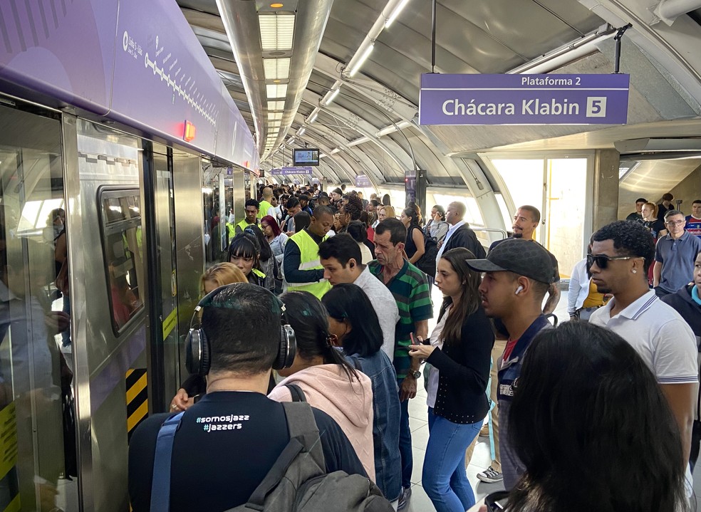 Com plataforma movimentada, seguranças direcionavam passageiros para as pontas e vagões mais vazios, além de ficarem nas portas durante embarque e desembarque — Foto: Fernanda Alves Davi