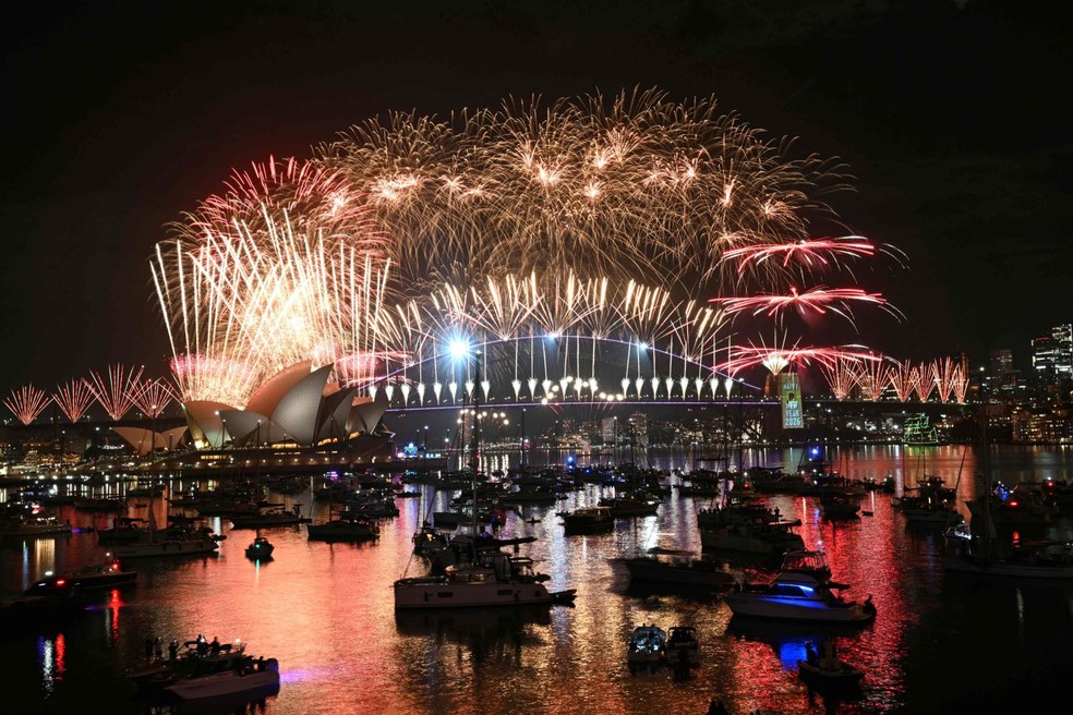 Fogos de artif&iacute;cio iluminam o c&eacute;u da meia-noite sobre a Ponte da Ba&iacute;a de Sydney e a &Oacute;pera de Sydney durante as comemora&ccedil;&otilde;es do Ano Novo na Austr&aacute;lia, em 1&ordm; de janeiro de 2026 &mdash; Foto: Saeed Khan / AFP