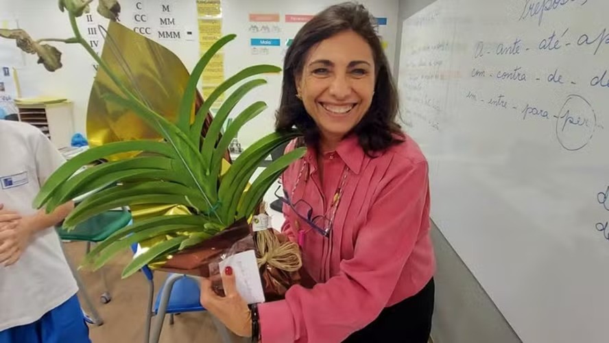 A professora Marilena Gonçalves trabalha há mais de 50 anos na mesma escola, na Barra