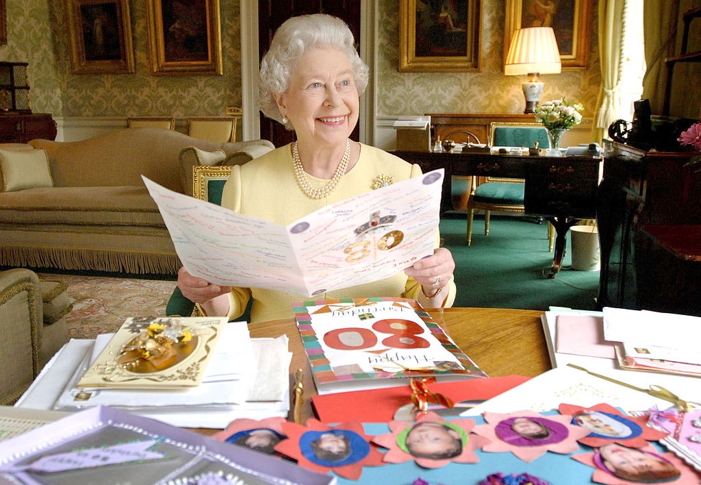Algumas curiosidades sobre a Rainha Elizabeth II na obra do 
