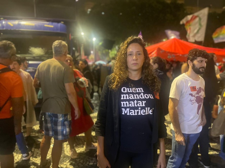 Monica Benicio numa manifestação, cobrando por respostas pelo assassinato da esposa Marielle Franco
