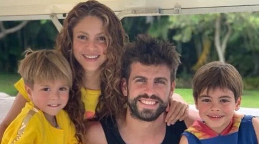 Shakira, Gerard Piqué e seus dois filhos — Foto: Intagram / Reprodução