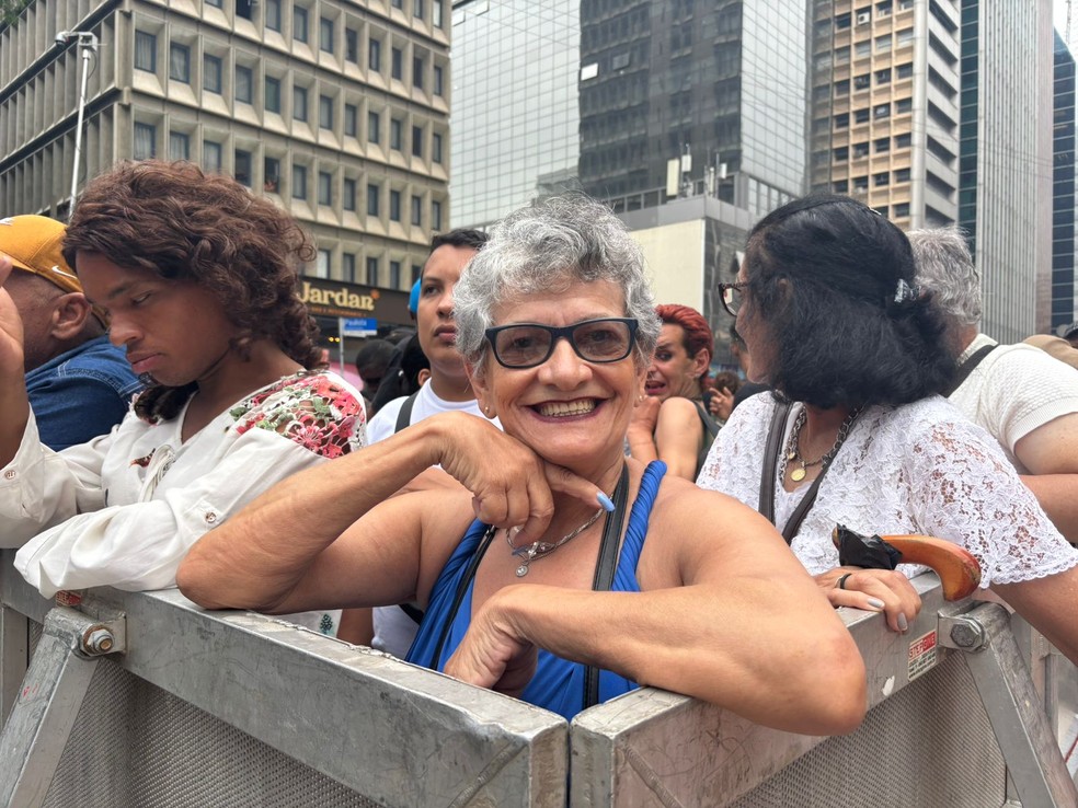     A aposentada Emilia María Martins chegou cedo para assistir a apresentações na Avenida Paulista – Foto: Juliana Cozin