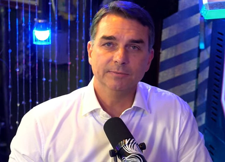 Flávio diz que tenta 'segurar onda' de Eduardo após críticas a aliados: 'Não é inteligente'