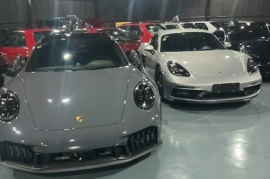 Porsche, Ferrari, Mustang: polícia argentina encontra 52 veículos de luxo em operação que investiga dirigentes da AFA