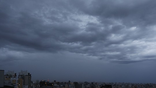 São Paulo entra em estado de atenção para alagamentos após fortes chuvas e 68 mil ficam sem luz São Paulo entra em estado de atenção para alagamentos após fortes chuvas e 68 mil ficam sem luz