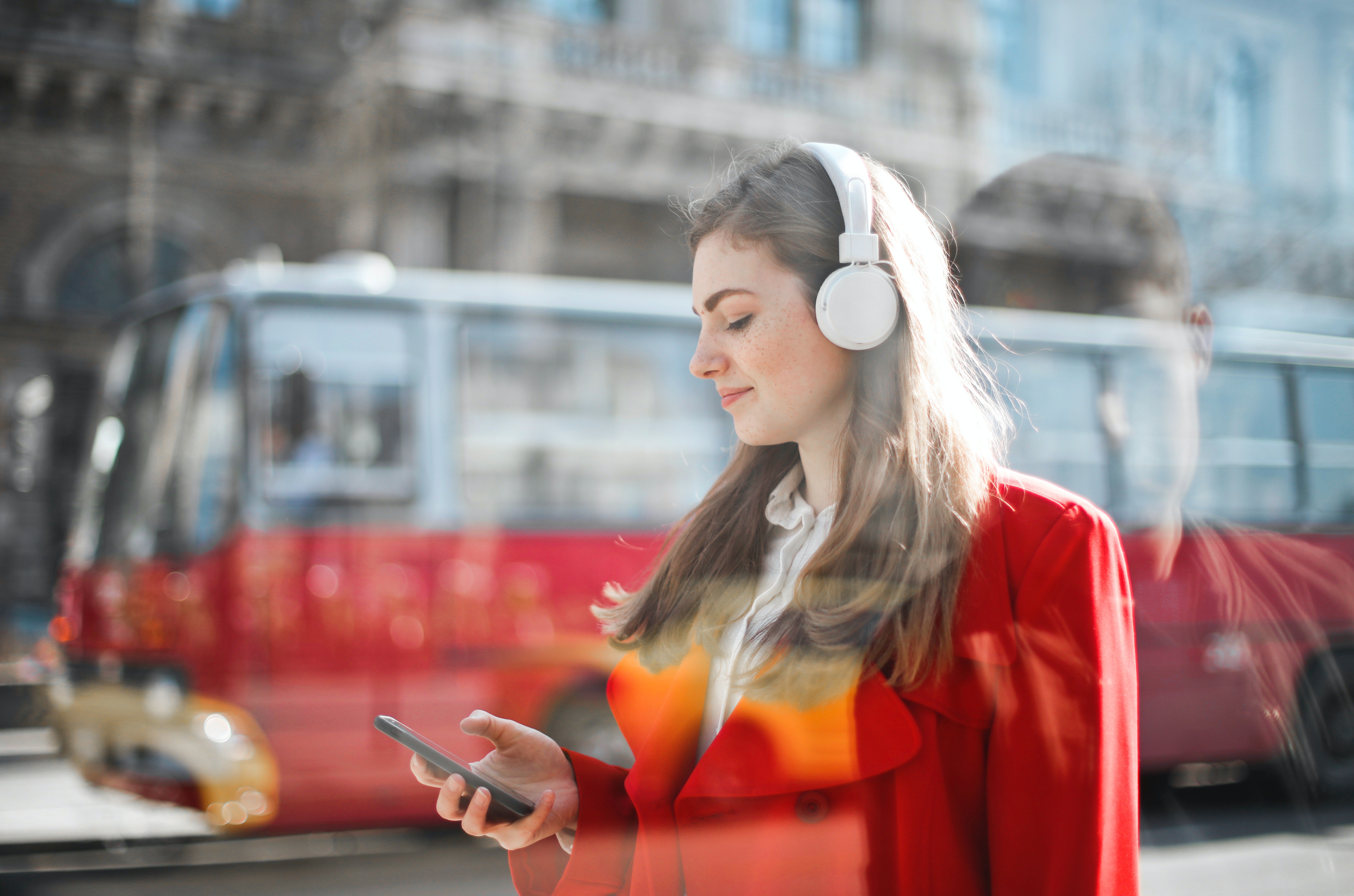 Inglaterra quer aplicar multa de quase R$ 700 a passageiros que tocarem música alta em ônibus