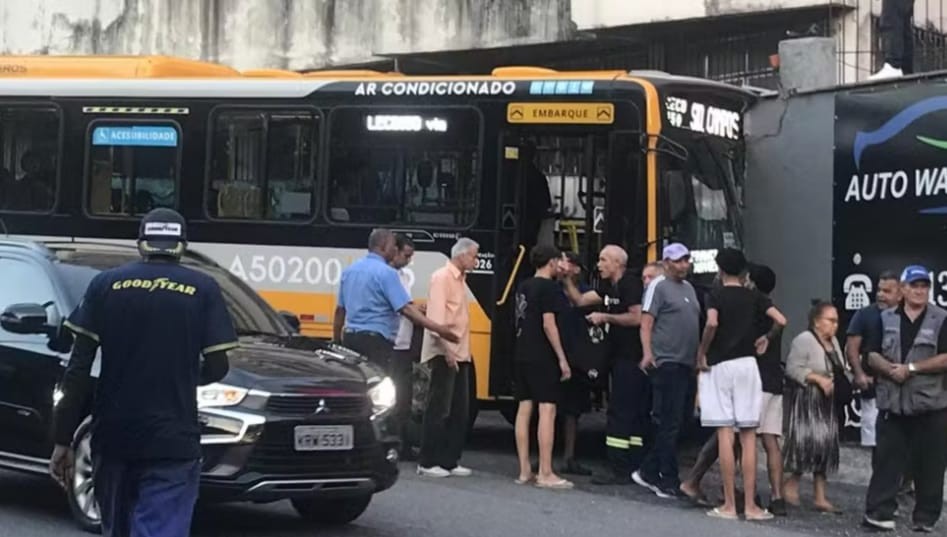 Ônibus bate em muro e deixa sete feridos em Botafogo; vitimas foram levadas para dois hospitais - QTU Questões do Universo