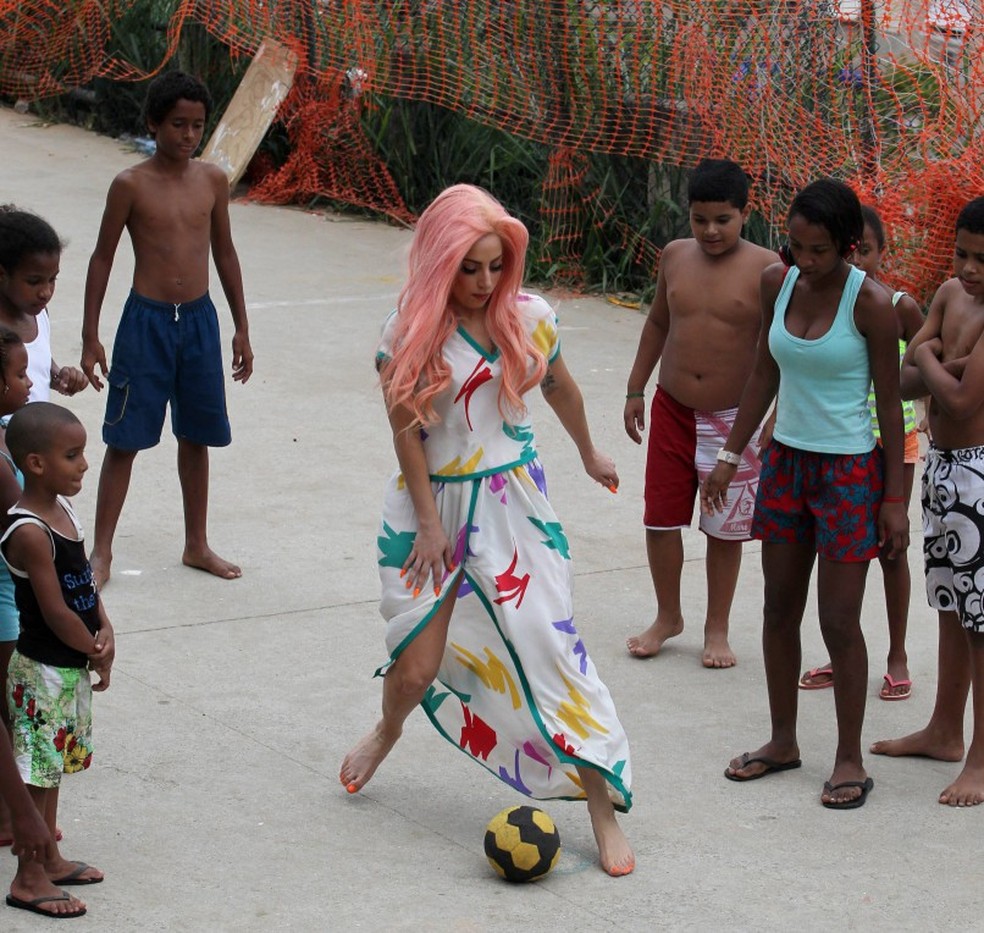 Lady Gaga joga bola com crianças do Morro do Cantagalo, na Zona Sul do Rio — Foto: Domingos Peixoto