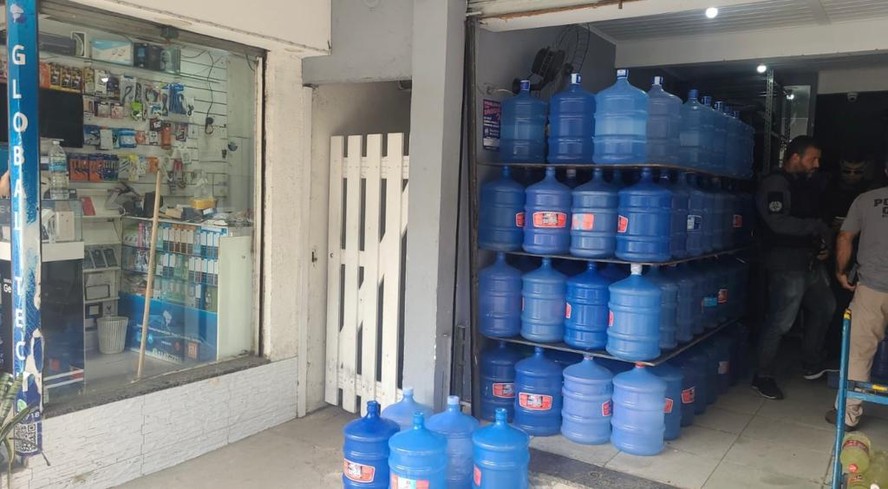 Policiais vistoriam um depósito de água na Gardênia Azul