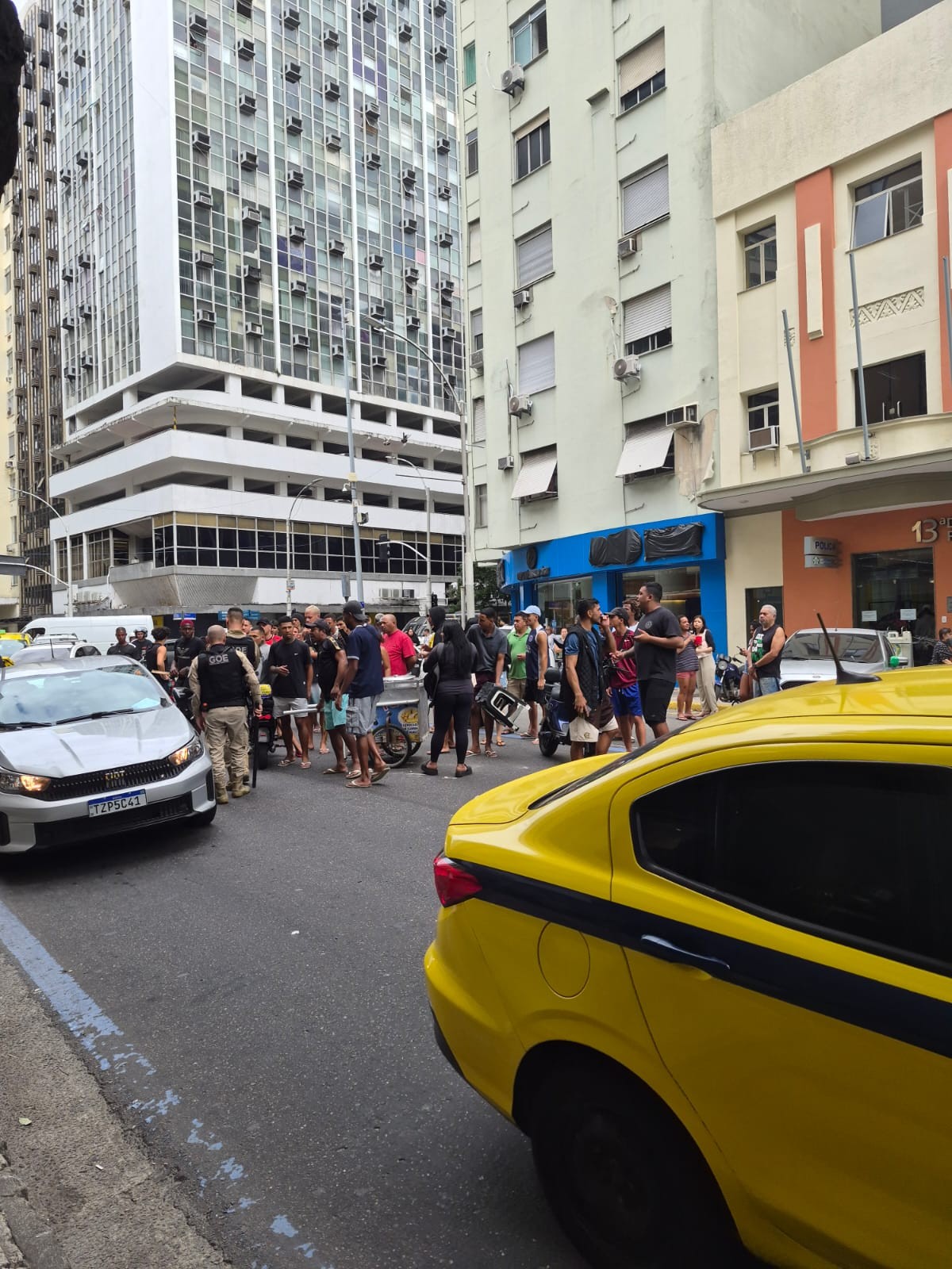 Ambulantes da orla voltam a protestar em Copacabana contra operação Tolerância Zero