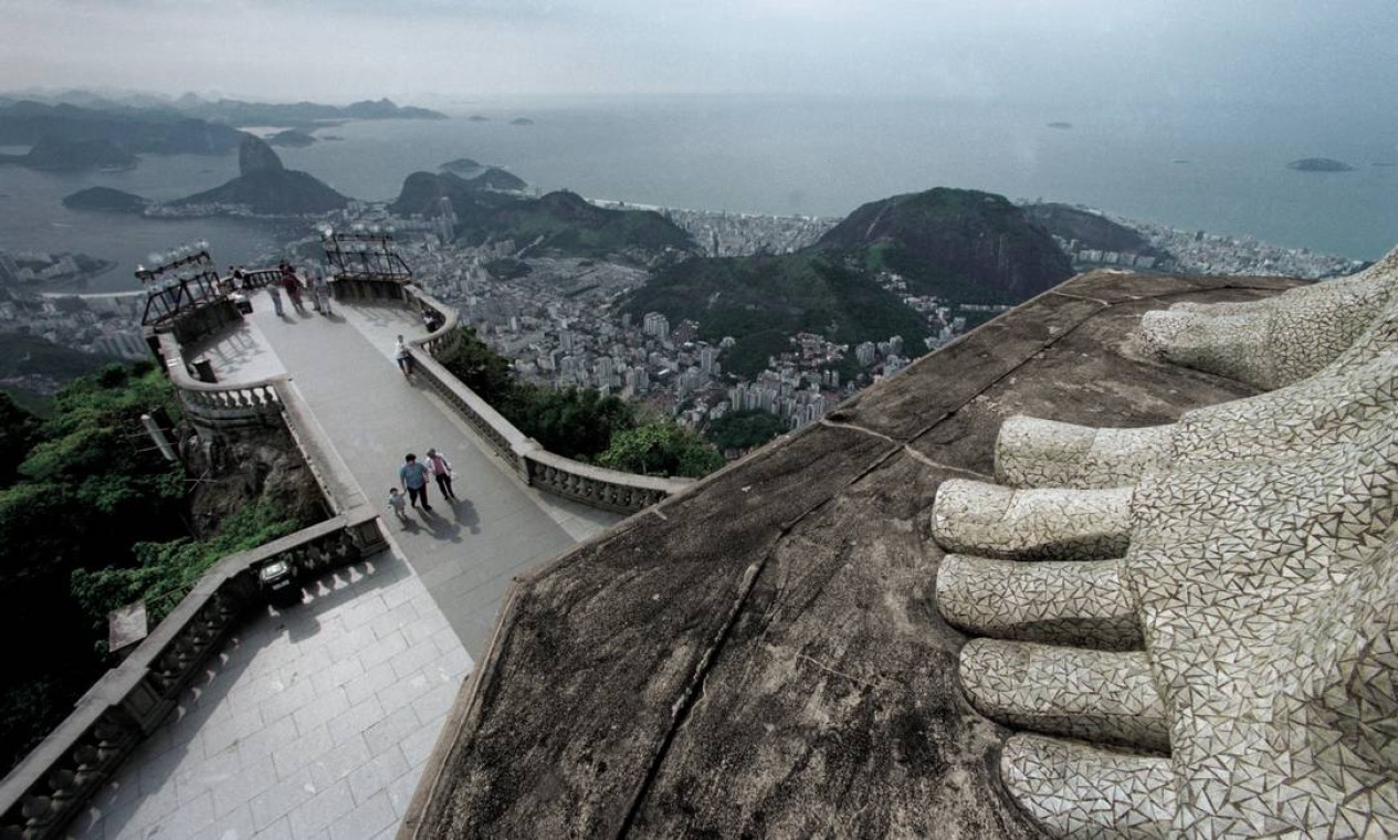 São 220 degraus que levam até os pés da estátua no topo do Corcovado  — Foto: Custódio Coimbra / Agência O Globo