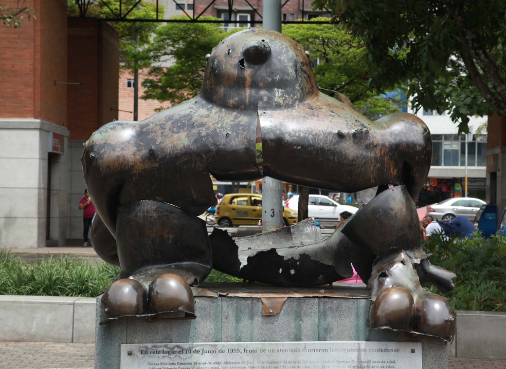 O dia em que terroristas explodiram uma escultura de Fernando Botero na ...