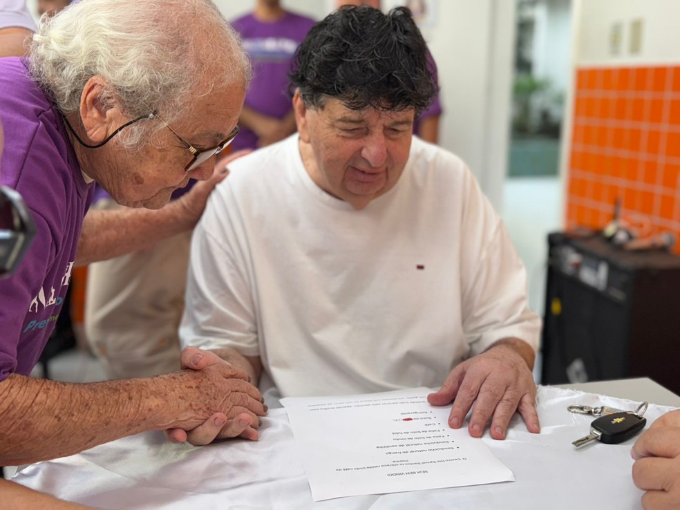 O prefeito Neto sendo servido por senhora com Alzheimer — Foto: Divulgação