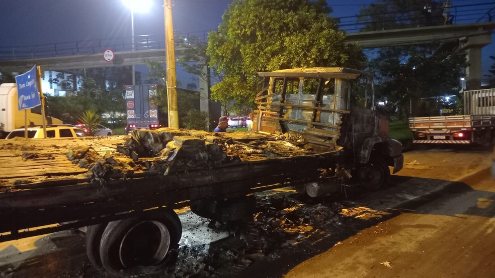 Avenida Brasil: Caminhão ficou completamente queimado — Foto: Felipe Grinberg