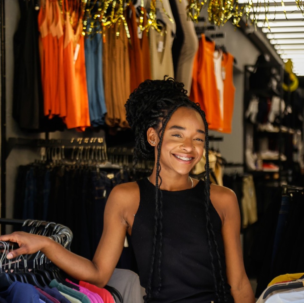 Naima Almeida, 21 years old, has been working as a clothes seller for a month after being unemployed for a year and a half – Photo: Gabriel de Paiva/Agência O Globo