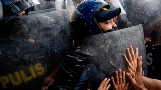 Policiais bloqueiam ativistas durante um protesto denunciando a proclamação do novo presidente e vice-presidente filipino, em frente à Comissão de Direitos Humanos, em Quezon City, Metro Manila, Filipinas — Foto: LISA MARIE DAVID / REUTERS