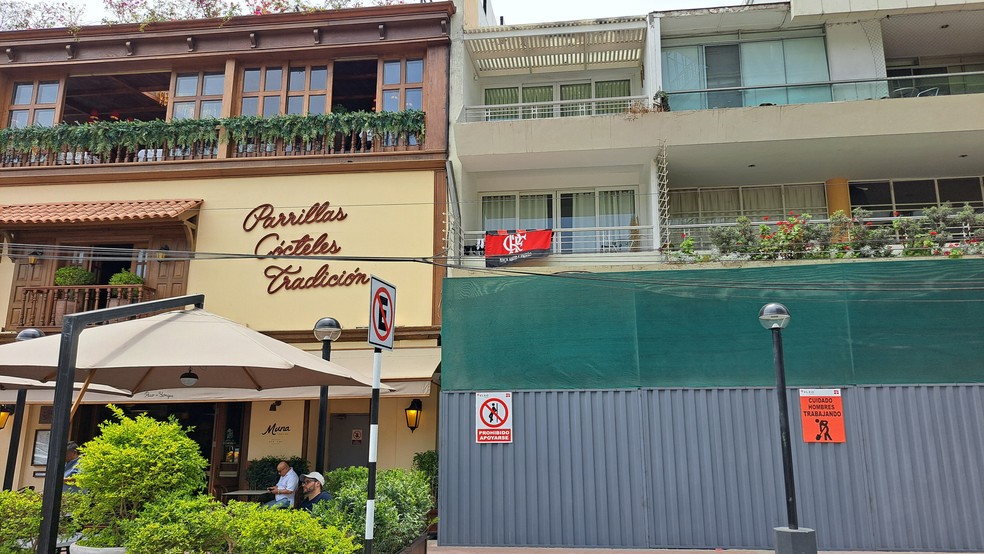 Flamingo flag on a house in Lima – Photography: Davi Ferreira