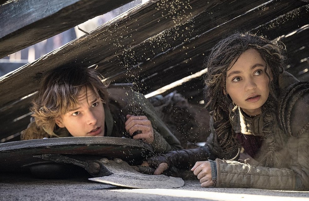 Mason Thames como Soluço e Nico Parker como Astrid em'Como treinar o seu dragão' (2025), de Dean DeBlois — Foto: Divulgação